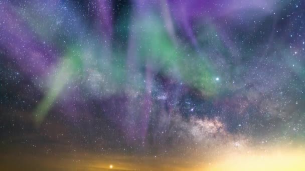 地平线35毫米上方的极光紫绿色和银河星系倾斜下来 — 图库视频影像