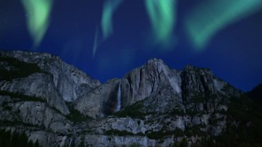 Yosemite Şelaleleri üzerindeki Aurora Güneş Fırtınası ABD Jeomanyetik Fırtına Simülasyonu