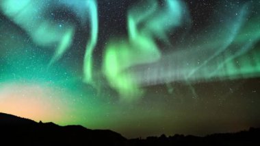 Güneş Fırtınası Aurora Yeşil ve Samanyolu Galaksisi Joshua Tree Ulusal Parkı
