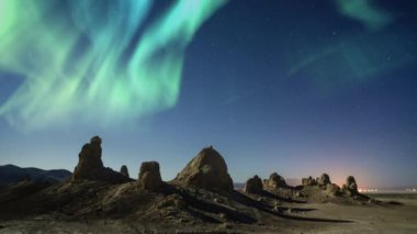 Mojave Çölü 'ndeki Aurora Güneş Fırtınası Trona Zirveleri ABD Yıldızlı Gökyüzü ve Ay Işığı Gölgesi