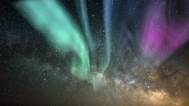 银河银河与东南天空中的极光绿紫色环路 — 图库视频影像