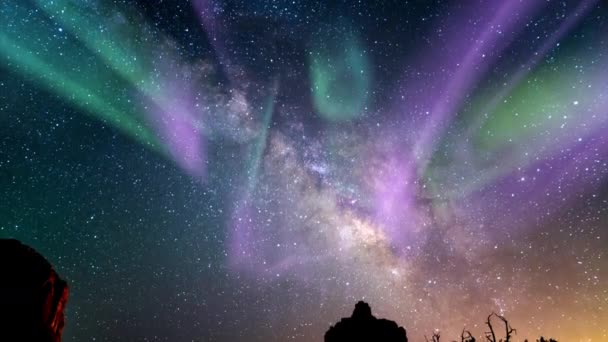 Sedona太阳风暴Aurora紫色绿色和银河系覆盖贝尔岩倾斜下降 — 图库视频影像