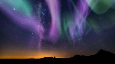 Aurora Parlak Mor Yeşil ve Samanyolu Galaksisi Güneybatı Gökyüzünde Ufuk Döngüsü Üzerinde