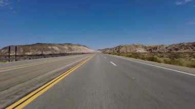395 Kuzey Yolu 2 Kızıl Kaya Kanyonu Ridgecrest 02 Ön Manzara Çok Kameralı Araç Plakası Sierra Nevada California Dağı
