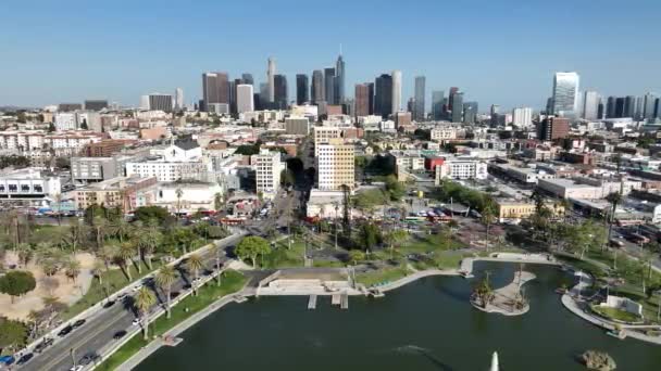 Λος Άντζελες Downtown Από Macarthur Park Lake Aerial Shot Στην — Αρχείο Βίντεο