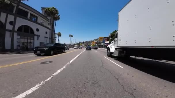 西ハリウッドサンセットストリップウェストバウンド クレセントハイツブラバード運転プレートカリフォルニアのフロントビュー — ストック動画