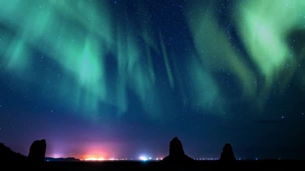 Aurora Green Und Milchstraße Galaxie Über Felsen Nordwesthimmel Pan — Stockvideo
