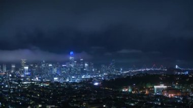 San Francisco Körfez Köprüsü ve şehir merkezindeki gökdelenler, Bernal Heights Time Lapse California 'dan ABD