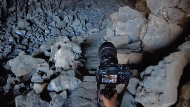 Caving Camera Pov Skull Cave Lava Beds National Monument California — стоковое видео