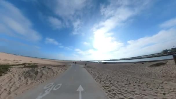 ロサンゼルスボローナクリークバイクパスプラヤデレイビーチサイクリングフロントビュー カリフォルニア州 アメリカ — ストック動画
