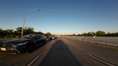 Sacramento Otoyolu 50 Batı 04 Arka Görüş Günbatımı Sürücü Plakası Kaliforniya ABD Ultra Geniş Geniş