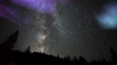 Aurora Borealis ve Alp Ormanı Samanyolu Galaksisi Zaman Hızı Benzetimi Kuzey Işıkları