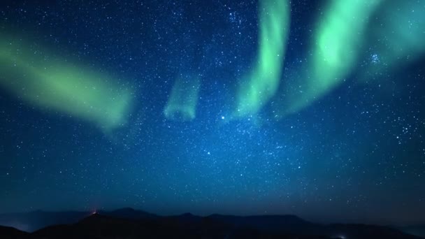 Aurora Groen Melkweg Galaxy 15Mm Noordwestelijke Hemel Bergen Met Autolicht — Stockvideo