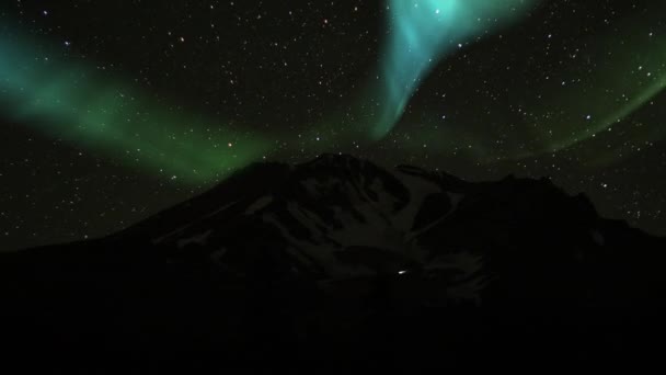 Aurora Green Und Milchstraße Galaxie Zeitraffer Über Mount Shasta California — Stockvideo