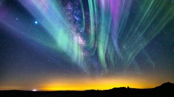 Aurora Green Purple Und Milchstraße Galaxie Über Horizont South Tilt Lizenzfreies Stock-Filmmaterial