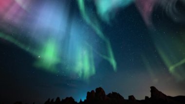 Aurora Yeşil Mor Kırmızı ve Samanyolu Galaksisi Trona Zirveleri Yukarı