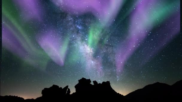 Aurora Groen Paars Melkweg Vulkanische Rotsen Loop — Stockvideo