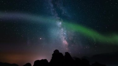 Aurora Samanyolu Volkanik Kayaların Üzerinde Astrofotoğrafçılık Hızı Benzetilmiş Kuzey Işıkları