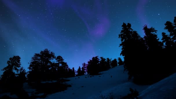 白雪覆盖的高山山顶上的极光紫色02环路 — 图库视频影像