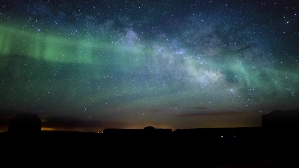Aurora Solar Storm Monumento Valle Vía Láctea Galaxia Time Lapse — Vídeos de Stock