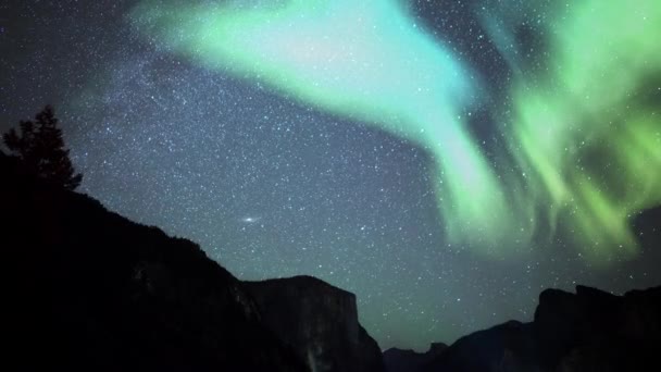 Aurora Aurinkomyrsky Yli Yosemite Kansallispuisto Capitan Kaliforniassa Simuloitu Geomagneettinen Myrsky kuvapankin filmiä