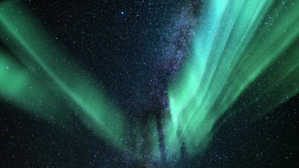 Γαλαξίας Μας Και Aurora Πράσινο Βρόχο Χιλιοστά Στο Βόρειο Ουρανό — Αρχείο Βίντεο