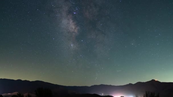 Astrofotografía Vía Láctea Galaxia 35Mm Cielo Sur Inclinado Sobre Sierra — Vídeos de Stock