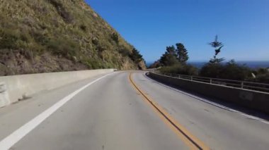 Big Sur Pasifik Sahil Otoyolu Kuzey 7 McWay Şelalesi 'nden Pfeiffer Sahili 02 Arka Görünüm Kaliforniya plakalı çoklu kameralı araç plakası.