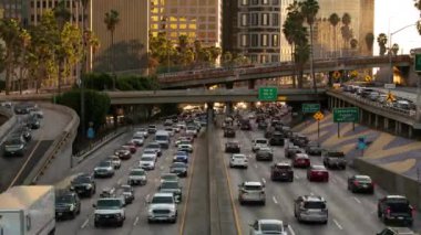 Los Angeles Şehir Merkezi Yoğun 110 Otoyol Trafiği 100 mm Telephoto Zaman aşımı ABD