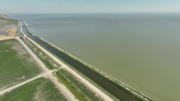 Tulare Lake Flood 2023 Canalul Irigații Împușcat Înapoi San Joaquin Secvență video de stoc