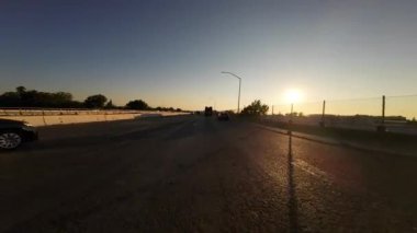 Sacramento Otoyolu 50 Batı 02 Ön Görüş Günbatımı Sürücü Plakası Kaliforniya ABD Ultra Geniş Geniş