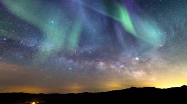 Aurora Yeşil Mor ve Samanyolu Galaksisi Dağların Üzerinde 14mm