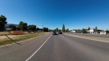 Oregon Karayolu 199 Northbound 01 Arka Görünüm Geçiş Belgesi Sürücü plakaları Kuzeybatı ABD Ultra Geniş Geniş