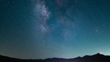 Delta Aquarids Meteor Yağmuru ve Samanyolu Galaksisi 50 mm Güney Gökyüzü Kaliforniya 'daki Nevada Dağı üzerinde