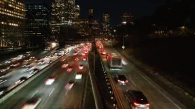 Los Angeles 'ın Gece Süreleri Trafiği 110 Otoyol 24 mm Kaliforniya ABD' de