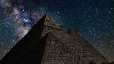 Mısır Samanyolu Galaksisi Gece Gökyüzünde Giza 'nın 3 Piramidinin Üzerinde