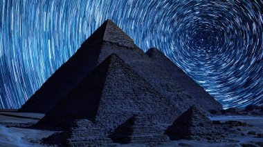 Giza 'nın Mısır Piramitleri ve Gece Gökyüzünde Kuzeybatı Gece Gökyüzü