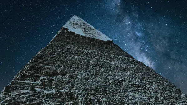 Mısır Giza Khafre Piramidi ve Samanyolu Galaksisi Gece Gökyüzünde