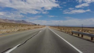 395 Kuzey Yolu, 3 Ridgecrest, Owens Gölü 01 Ön Görünümü. Çok Kameralı Araç Plakası Sierra Nevada California Dağı.
