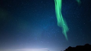 Aurora Green ve Samanyolu Galaksisi Dağ Tepeleri Üzerinde Yukarı Eğiliyor