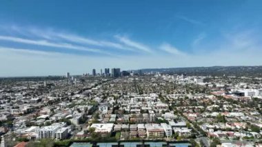 Beverly Hills 'ten Century City' ye doğru California 'ya doğru ilerleyen hava atışı.