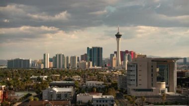 Las Vegas Strip Sunset Skyline ve Downtown City Time lapt Tilt Up Nevada USA