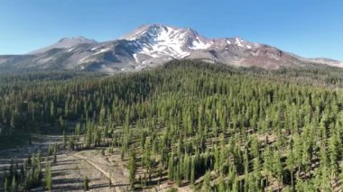 Mt. Shasta Düz Tavşan Yörüngesi Havadan Çekimi L California ABD