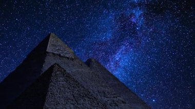 Mısır Giza 3 Piramitleri ve Yıldızlı Gökyüzü Samanyolu Galaksisi