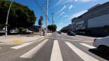 Los Angeles Şehir Merkezi. Küçük Tokyo Alameda St Northbound 03. Cadde, Kaliforniya plakası.