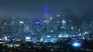 San Francisco şehir merkezi gökdelenleri Bernal Heights 'tan Sis Telephoto' ya Gece Süreleri California ABD