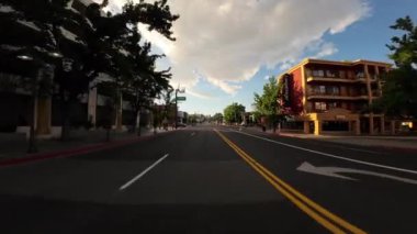 Reno Şehir Merkezi Günbatımı Arka Görünümü 03 Sürücü Plakası Nevada ABD Ultra Geniş Geniş