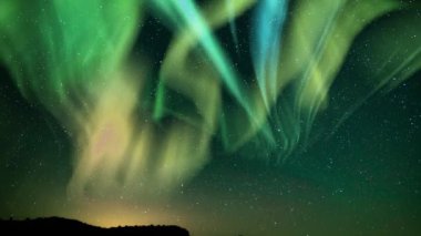 Aurora Yeşil Sarı ve Samanyolu Galaksisi Horizon Eğimi Üzerinde