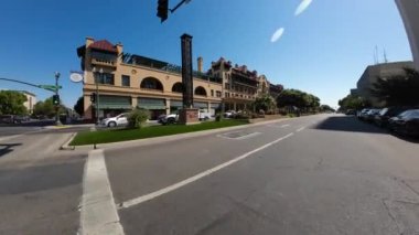 Stockton Şehir Merkezi Şehir Manzarası 02 Ön Manzara Sürücü Plakaları Kaliforniya ABD Ultra Geniş Geniş