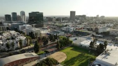 Los Angeles Wilshire Merkezi, Rampart Village Hava Kuvvetleri Kaliforniya 'da ileri doğru atış yaptı.